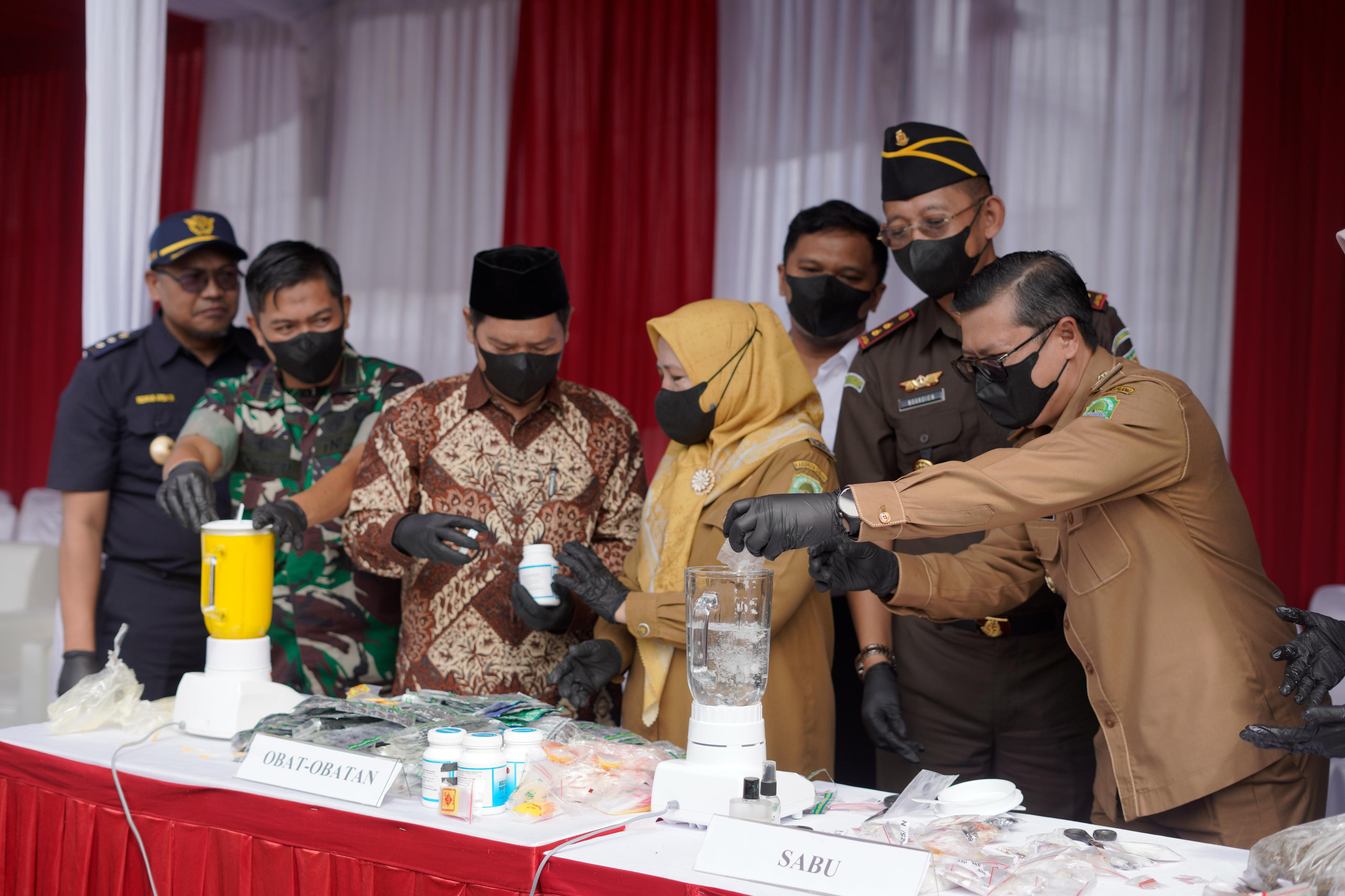 KANG AKUR WABUP SUBANG HADIRI PEMUSNAHAN BARANG BUKTI HASIL PENGUNGKAPAN TINDAK PIDANA DI KEJAKSAAN 